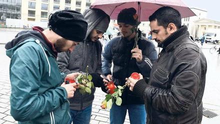 Syrische Flüchtlinge trauern am Sonntag vor der Französischen Botschaft in Berlin.