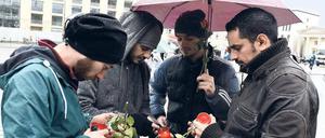 Syrische Flüchtlinge trauern am Sonntag vor der Französischen Botschaft in Berlin.
