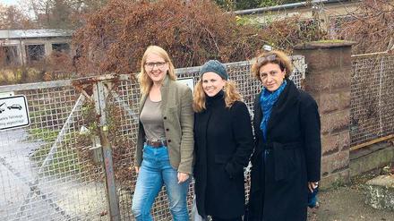 Drei an der Zankstelle. Lisa Paus, Clara Herrmann und Canan Bayram (von links) – sie gehören der Partei Bündnis 90/Die Grünen an – sind nicht einverstanden, dass die Bundesliegenschaft Rheinpfalzallee 85 in Karlshorst noch immer nicht als Fläche für Modularbauten zur Flüchtlingsunterbringung neu geplant werden kann. 