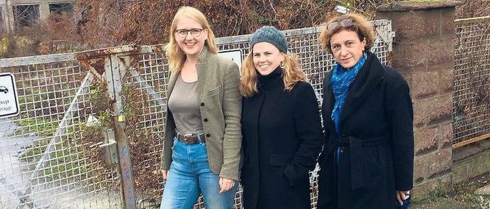 Drei an der Zankstelle. Lisa Paus, Clara Herrmann und Canan Bayram (von links) – sie gehören der Partei Bündnis 90/Die Grünen an – sind nicht einverstanden, dass die Bundesliegenschaft Rheinpfalzallee 85 in Karlshorst noch immer nicht als Fläche für Modularbauten zur Flüchtlingsunterbringung neu geplant werden kann.