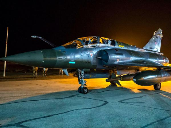Rafale-Flugzeuge (hier ein Archivbild) flogen in der Nacht zu Dienstag erneut einen Luftangriff auf die IS-Hochburg Rakka in Syrien.