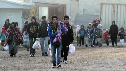 Flüchtlinge erreichen nach dem Passieren der Grenze zwischen Serbien und Mazedonien das Registrierungszentrum in Presevo in Südserbien. 