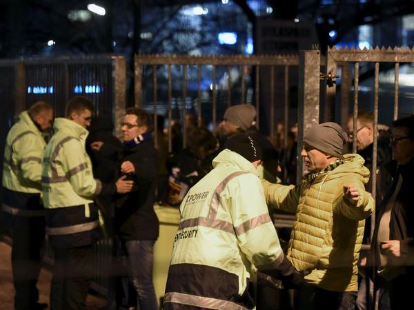 Strenge Kontrollen am Volksparkstadion vor Hamburg gegen Dortmund.