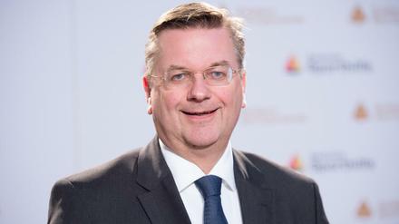 Führt Reinhard Grindel den DFB aus seiner vielleicht größten Krise?