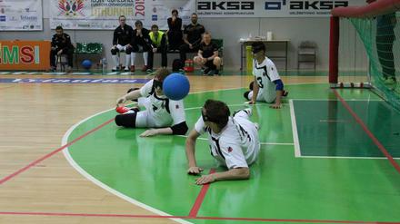 Was ist Goalball? "Goalball wird auf dem Volleyballfeld auf zwei Tore gespielt", erklärt Bundestrainer Johannes Günther: "Ein Team besteht aus drei Spielern. Der Klingelball ist so groß wie ein Basketball und darf gerollt oder geworfen werden. Dann muss er aber alle sechs Meter einmal den Boden berühren. Die Spieldauer beträgt 2x12 Minuten. Obwohl es still ist in der Halle, ist der Sport sehr attraktiv, da es ständig Wechsel zwischen Offensive und Defensive gibt und immer was los ist. Im Internet gibt es viele Videos, die das anschaulich zeigen."