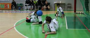 Was ist Goalball? "Goalball wird auf dem Volleyballfeld auf zwei Tore gespielt", erklärt Bundestrainer Johannes Günther: "Ein Team besteht aus drei Spielern. Der Klingelball ist so groß wie ein Basketball und darf gerollt oder geworfen werden. Dann muss er aber alle sechs Meter einmal den Boden berühren. Die Spieldauer beträgt 2x12 Minuten. Obwohl es still ist in der Halle, ist der Sport sehr attraktiv, da es ständig Wechsel zwischen Offensive und Defensive gibt und immer was los ist. Im Internet gibt es viele Videos, die das anschaulich zeigen."