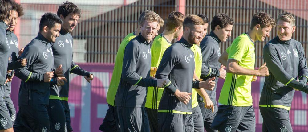 Die Spieler der deutschen Fußball-Nationalmannschaft. Die Partie gegen Holland als Zeichen gegen die Angst?