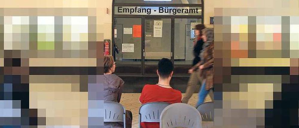 Bitte warten. Wer in Berlin zum Amt muss, sollte geduldig sein. Mit Nummerziehen ist es nicht getan – wochenlange Wartezeiten sind die Regel. 
