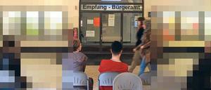 Bitte warten. Wer in Berlin zum Amt muss, sollte geduldig sein. Mit Nummerziehen ist es nicht getan – wochenlange Wartezeiten sind die Regel. 
