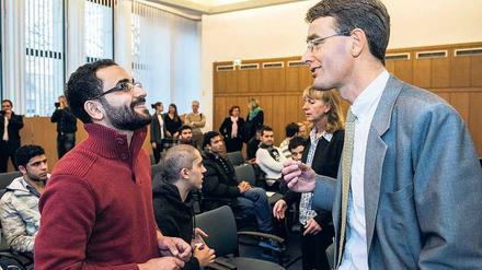 Erste Gespräche. Der Leiter des Studierendenservice der TU, Abraham van Veen (rechts), berät Flüchtling Hosin Fahed. 
