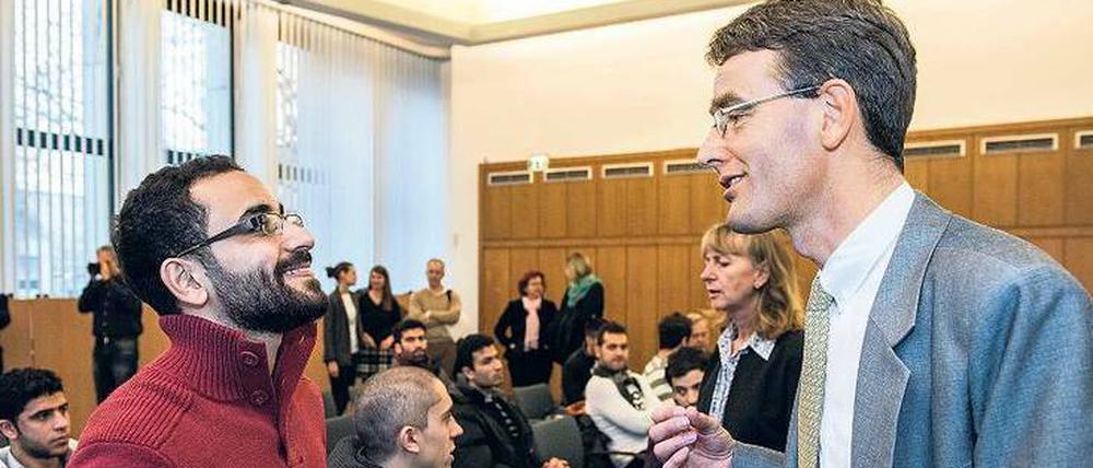 Erste Gespräche. Der Leiter des Studierendenservice der TU, Abraham van Veen (rechts), berät Flüchtling Hosin Fahed.