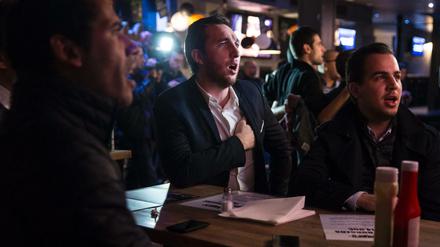 In einer Bar während des Fußballspiels Frankreich-England am 17. November.