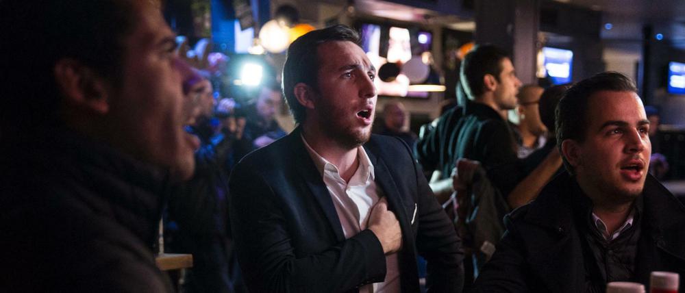 In einer Bar während des Fußballspiels Frankreich-England am 17. November.