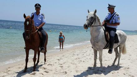 Gut bewacht am Strand. Nach dem Terroranschlag auf ein Hotel in Sousse zeigen tunesische Sicherheitskräfte Präsenz. 