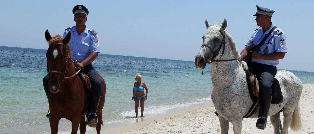 Gut bewacht am Strand. Nach dem Terroranschlag auf ein Hotel in Sousse zeigen tunesische Sicherheitskräfte Präsenz.