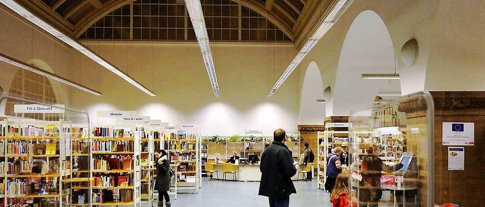 Bücherbogen. Die Heinrich-Schulz-Bibliothek im Rathaus Charlottenburg ist die Hauptstelle der Bibliotheken in der City West (Archivbild aus dem Jahr 2014).