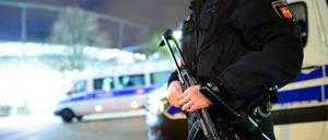 Ein Bild, an das man sich in und um Fußballstadien wohl gewöhnen muss.