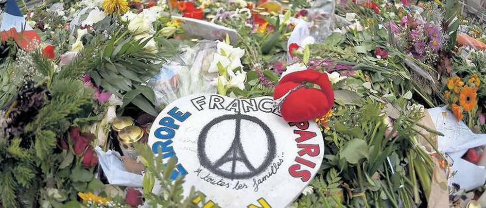 Gedenken. Vor der Französischen Botschaft am Pariser Platz finden sich viele ein, um an die Opfer von Paris zu erinnern. Manchen ist in diesen Tagen unwohl. 