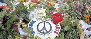 Gedenken. Vor der Französischen Botschaft am Pariser Platz finden sich viele ein, um an die Opfer von Paris zu erinnern. Manchen ist in diesen Tagen unwohl. 