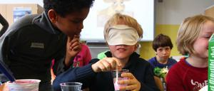 Viertklässler an der Süd-Grundschule in Zehlendorf testen Milch- und Sojajoghurt.