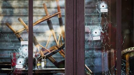 Schüsse auf die Freiheit: Die Terroristen greifen auch das Café Bonne Bière an. Fünf Menschen kommen dabei ums Leben.