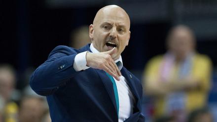 Alba Berlins Trainer Sasa Obradovic agiert an der Seitenlinie.