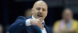 Alba Berlins Trainer Sasa Obradovic agiert an der Seitenlinie.