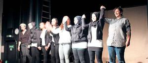 Beifall. „Deutschland ist für uns: Warten und Papier“, sagen die Mädchen. 