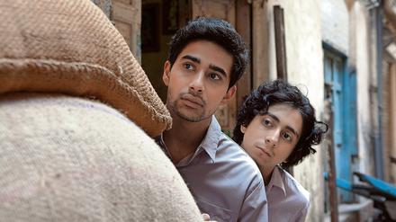 Dorfjungs. Suraj Sharma als Ramakant und Tony Revolori als Lula (v.l.)