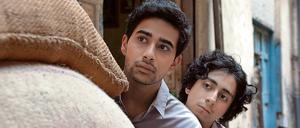Dorfjungs. Suraj Sharma als Ramakant und Tony Revolori als Lula (v.l.)