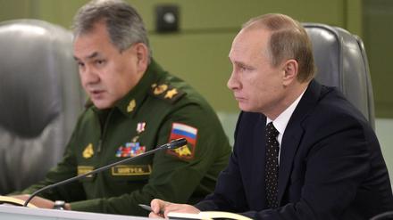 Russlands Präsident Wladimir Putin mit Verteidigungsminister Sergei Schoigu.