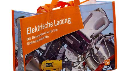 Mit solchen Tüten wirbt die BSR dafür, kleine Elektrogeräte getrennt zu sammeln statt sie in den Müll zu werfen.