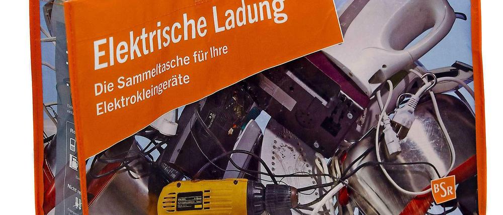 Mit solchen Tüten wirbt die BSR dafür, kleine Elektrogeräte getrennt zu sammeln statt sie in den Müll zu werfen.