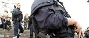 Polizisten vor der Kirche Sacre Coeur in Paris.