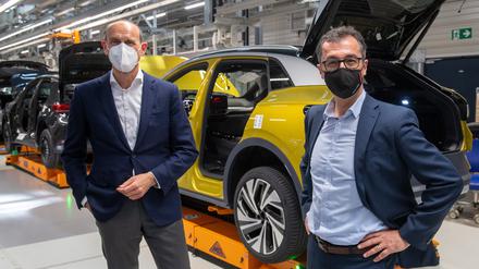 Cem Özdemir (Bündnis 90/Die Grünen) und Ralf Brandstätter, Markenvorstand Volkswagen, unterhalten im Volkswagenwerk in Zwickau.