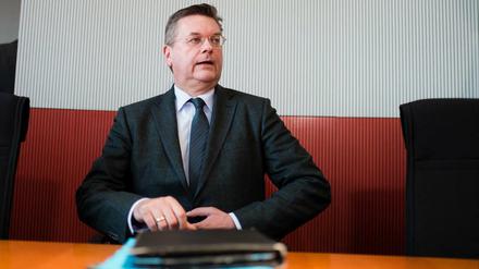 Er soll den deutschen Fußball einigen, aber an Reinhard Grindel scheiden sich die Geister.