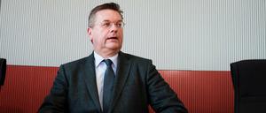 Er soll den deutschen Fußball einigen, aber an Reinhard Grindel scheiden sich die Geister.