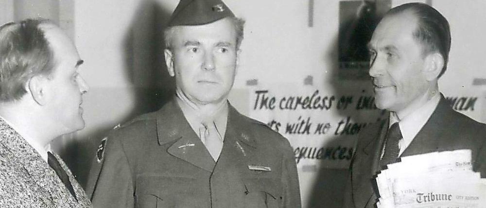Als erster Vertreter der deutschen Nachkriegspresse reist Reger (rechts) 1947 in die USA. Das Foto zeigt ihn im Jahr darauf nach einer weiteren Amerikareise.