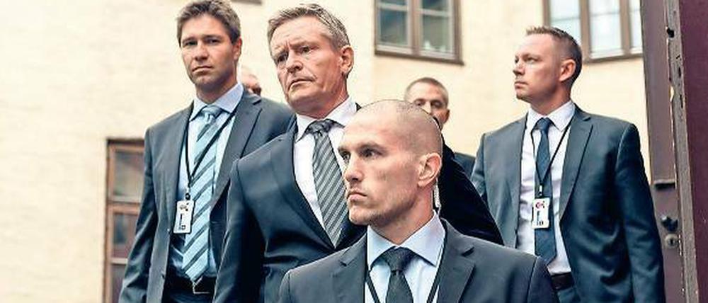 Nicht zu beneiden: Norwegens Staatschef Jesper Berg (Henrik Mestad, 2.v.l.) muss seinen Landsleuten die russische Besatzung verkaufen, um einen Krieg zu verhindern.