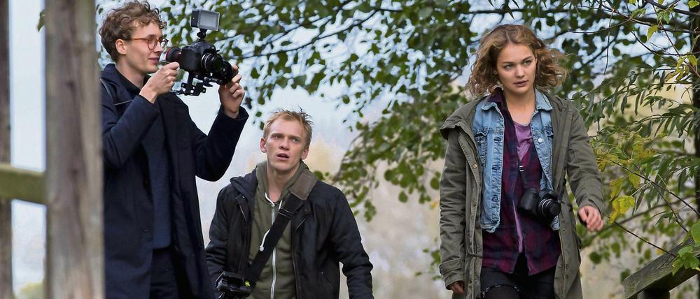 Die drei Filmstudenten beim Dreh im Spreewald: Dennis an der Kamera (Julius Feldmeier, li.), Mirko (Pit Bukowski, Mi.) und Laura (Luise Heyer, re.).