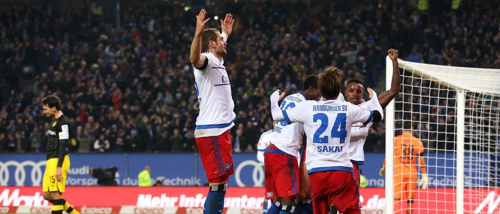 Hamburgs Spieler freuen sich über das Eigentor von Dortmunds Mats Hummels (l) zum 3-0.