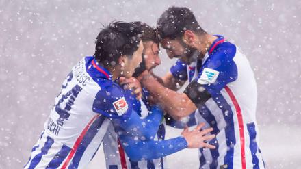 Im Flockenwirbel. Genki Haraguchi, Marvin Plattenhardt und Tolga Cigerci (von links) feiern das Siegtor für Hertha BSC.  