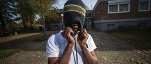 Ein 17-jähriger Flüchtling verbirgt in Frankfurt am Main (Hessen) sein Gesicht aus Angst vor Konsequenzen für seine Angehörigen in der Heimat.