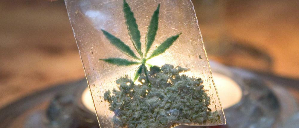 Bei einer Wohnungsdurchsuchung fand die Polizei 163 Plastiktütchen mit Marihuana. 