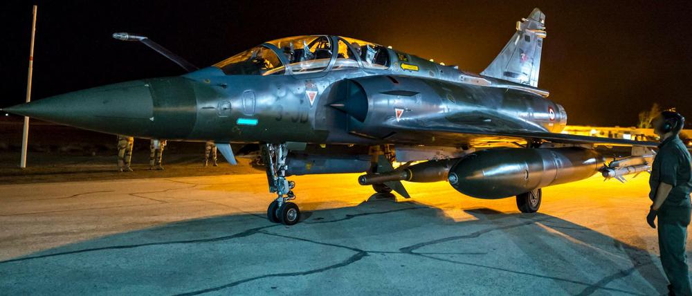 Ein Kampfflugzeug der französischen Armee, das an den Angriffen gegen die Terrororganisation "Islamischer Staat" von einer Basis im Golf aus beteiligt ist.