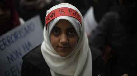 Eine Muslima auf einer Solidaritäts-Demo für die Opfer von islamistischem Terror in Mailand am 22. November.