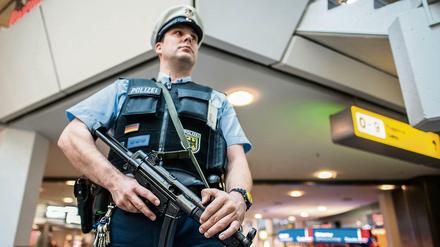 Ein bewaffneter Polizist am Mittwoch am Flughafen Tegel. Nach den Terroranschlägen von Paris wurden die Sicherheitsvorkehrungen auf öffentlichen Plätzen und in bestimmten öffentlichen Gebäuden verstärkt.