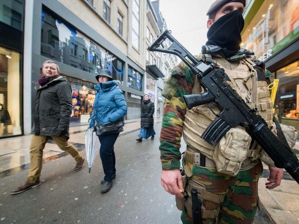 Soldaten patrouillieren in der Brüsseler Innenstadt.