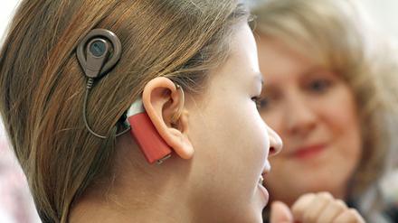 Eine junge Patientin mit Cochlea-Implantat. 
