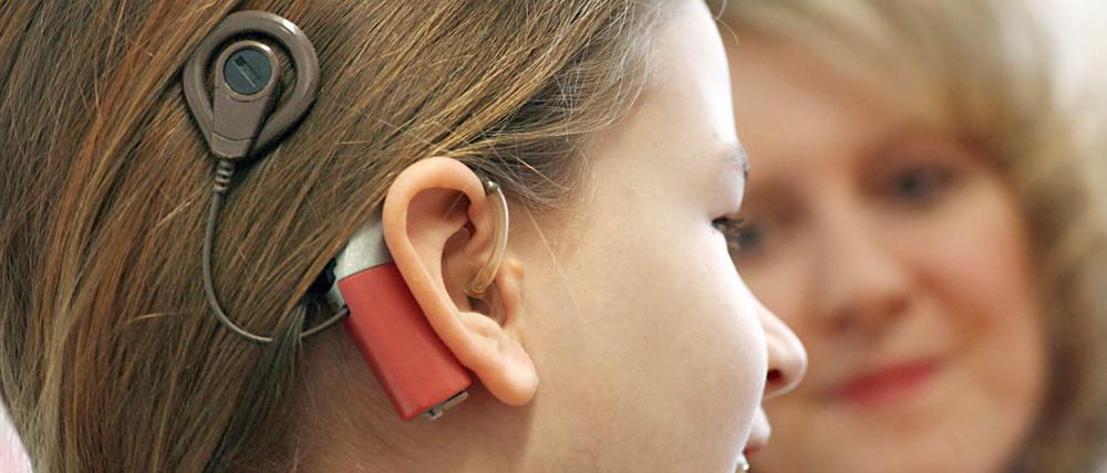 Eine junge Patientin mit Cochlea-Implantat. 
